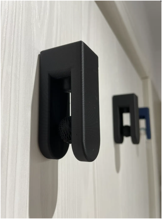 🧺 Auto-Locking Towel Hanger